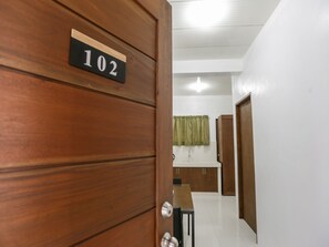 Standard Double Room | Bed sheets - OYO 736 Jade Apartelle (Cabuyao)