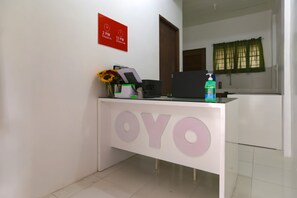Reception - OYO 736 Jade Apartelle (Cabuyao)