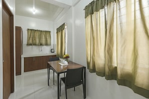 Standard Double Room - OYO 736 Jade Apartelle (Cabuyao)