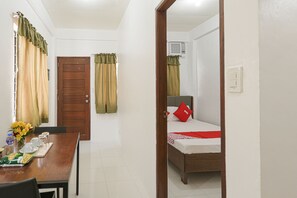 Standard Double Room | Bed sheets - OYO 736 Jade Apartelle (Cabuyao)
