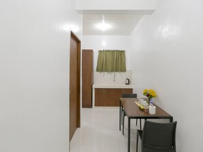 Standard Double Room | Living area | Flat-screen TV - OYO 736 Jade Apartelle (Cabuyao)
