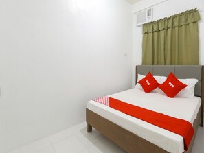 Standard Double Room | Bed sheets - OYO 736 Jade Apartelle (Cabuyao)