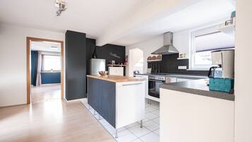 Classic Condo, 1 Bedroom, Non Smoking | Private kitchen | Full-size fridge, microwave, oven, stovetop