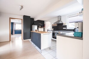 Classic Condo, 1 Bedroom, Non Smoking | Private kitchen | Full-size fridge, microwave, oven, stovetop - Ferienwohnung mit Kuschelflair (Essen)