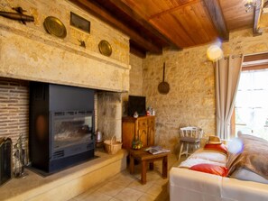 TV - Périgord House with Pool and Pets Allowed in Daglan (Daglan)