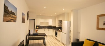 Spacious central apartment, 100m from beach!