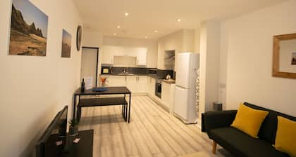 Spacious central apartment, 100m from beach!