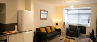 Spacious central apartment, 100m from beach!