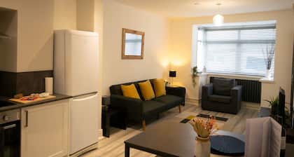 Spacious central apartment, 100m from beach!