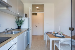 Microondas, horno, placa de cocina y hervidor eléctrico