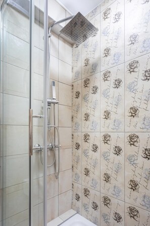 Dusche, Haartrockner, Seife, Shampoo