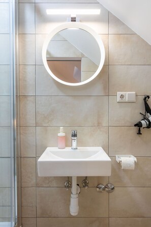 Douche, séchoir à cheveux, savon, shampooing