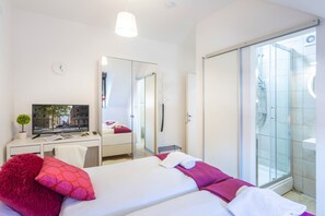 2 bedrooms, laptop workspace, iron/ironing board, bed sheets - Bright and Cozy Duplex Near City Center (Zagreb)