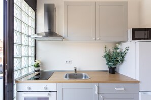 Microwave, oven, stovetop, electric kettle - Bright and Cozy Duplex Near City Center (Zagreb)