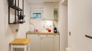 Frigorífico, microondas, placa de cocina y utensilios de cocina