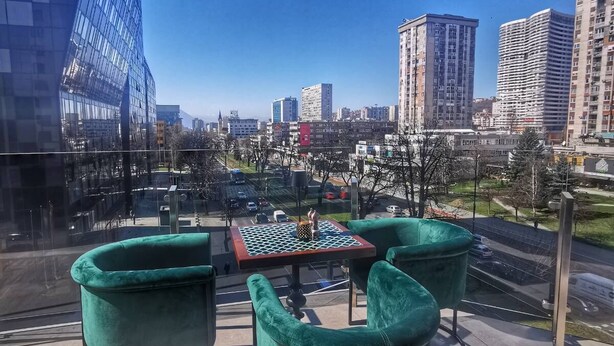 Balcony - Spacious Serviced Apartment - Free Parking - Breakfast (Sarajevo)