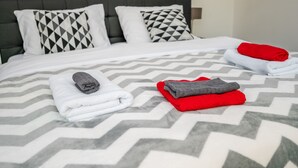 1 bedroom, bed sheets - Luxury Apartment in Beautiful Neighborhood (Sarajevo)