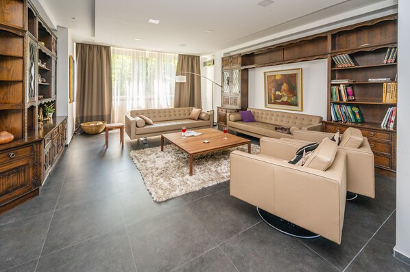 Living room - Luxury Apartment in Beautiful Neighborhood (Sarajevo)