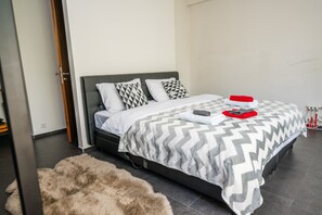 1 bedroom, bed sheets - Luxury Apartment in Beautiful Neighborhood (Sarajevo)
