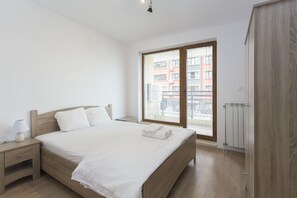 1 quarto, ferros/tábuas de passar roupa, roupa de cama