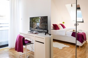 2 bedrooms, laptop workspace, bed sheets