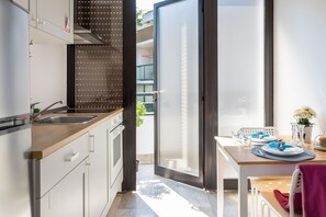 Mikrowelle, Ofen, Herdplatte, Kochgeschirr/Geschirr/Besteck