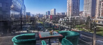 Serviced Apartment- Free Parking - Breakfast bar