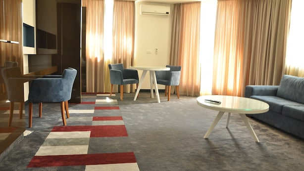 TV - Bright Serviced Apartment With Breakfast bar (Sarajevo)