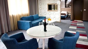 Dining - Bright Serviced Apartment With Breakfast bar (Sarajevo)