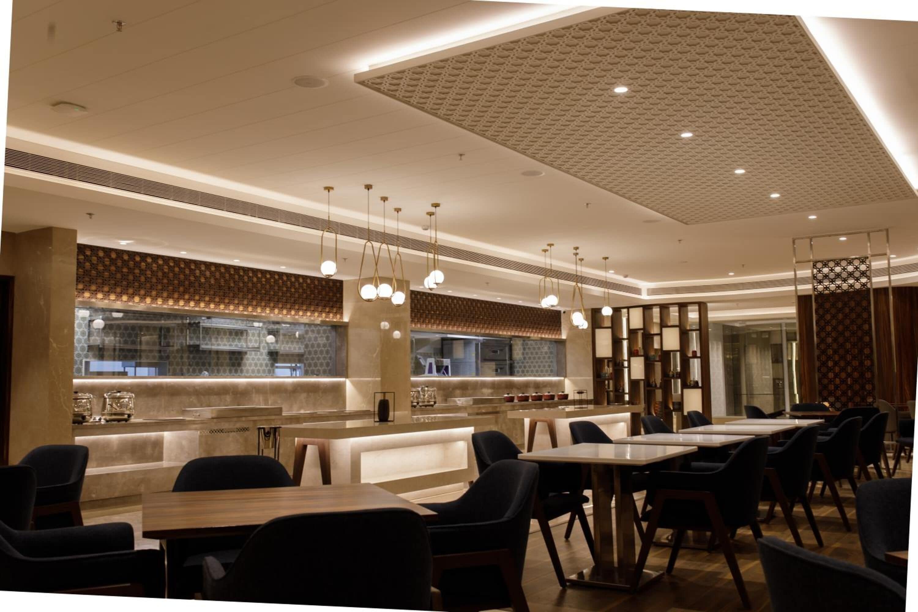 供应早餐、午餐和晚餐