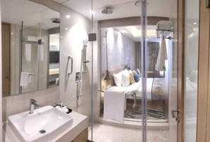 Grand Single Room, 1 King Bed | Bathroom | Shower, rainfall showerhead, free toiletries, hair dryer
