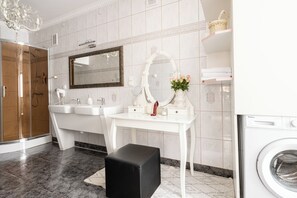 Leilighet – grand | Bad | Dusj, toalettartikler (inkludert), hårføner og såpe