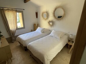 4 bedrooms, travel cot, free WiFi, bed sheets - Porto Vecchio near Palombaggia, pretty sheepfold with heated pool  (Porto-Vecchio)