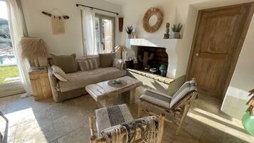 Smart TV, fireplace