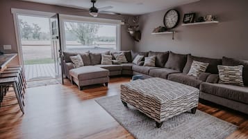 Smart TV, chimenea, tenis de mesa y libros