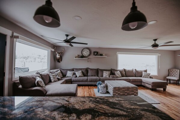 TV connectée, cheminée, table de tennis de table, livres