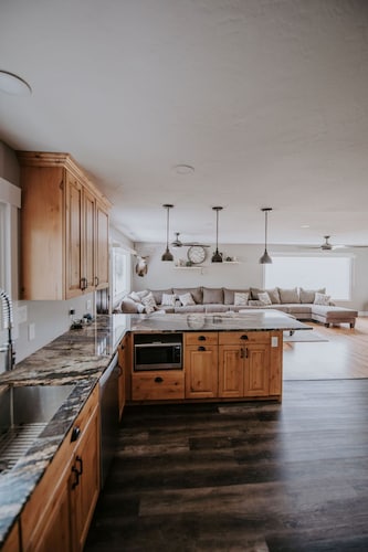 Salmon Gathering Place sleeps 35 + perfect for reunions.retreats.events