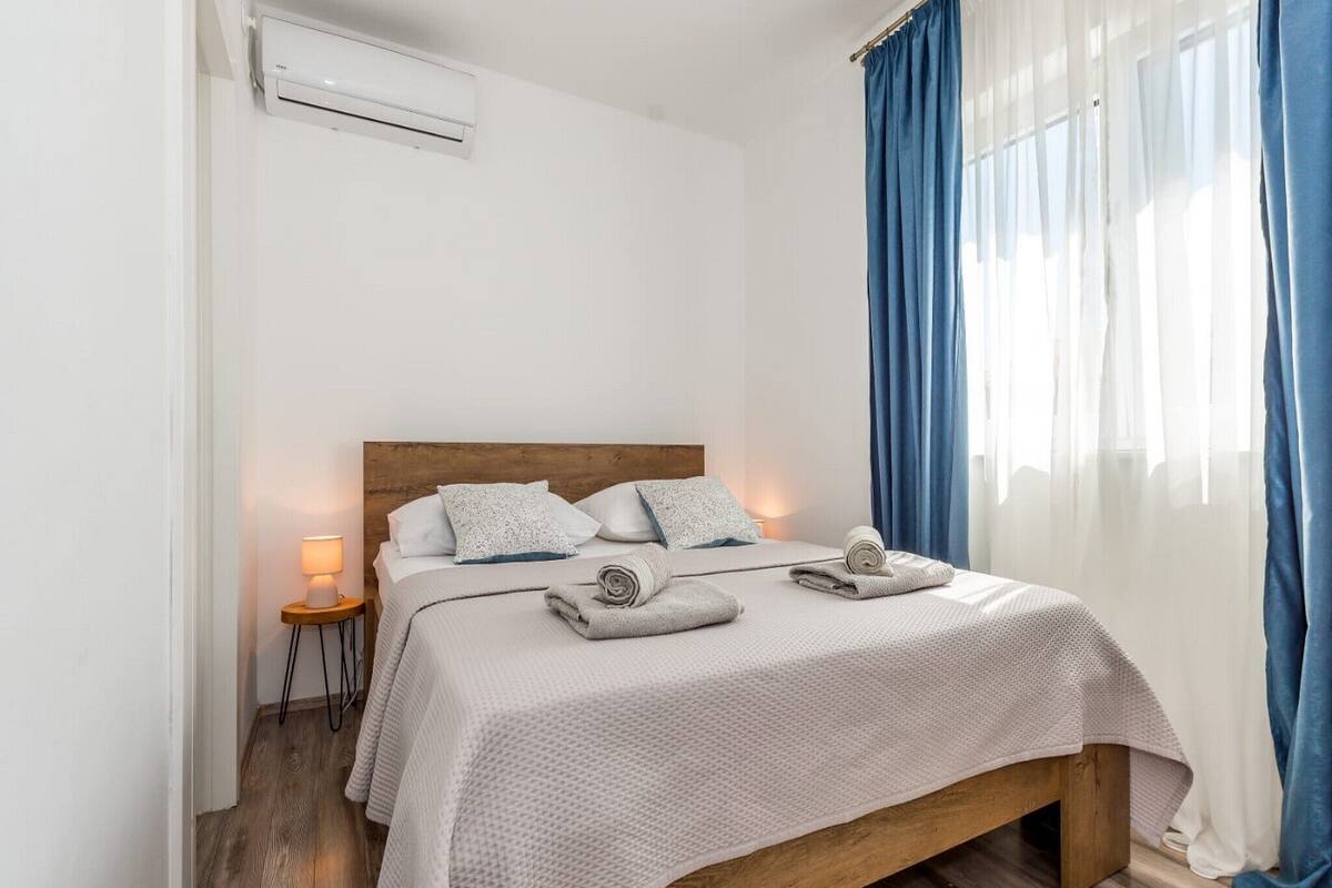 Appartement (Three Bedroom Apartment with Terrace) | 6 slaapkamers, een strijkplank/strijkijzer, gratis wifi