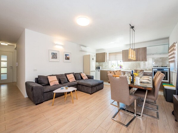 Appartement (Three Bedroom Apartment with Balcony) | Salle de séjour | Téléviseur