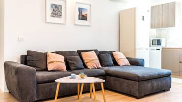 Apartment (Three Bedroom Apartment with Balcony) | Wohnzimmer | Fernseher