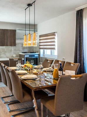 Apartment (Three Bedroom Apartment with Balcony) | In-room dining - Apartments Brodarica Sibenik (Sibenik)