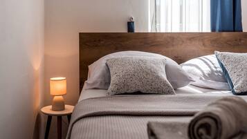 Apartment (Three Bedroom Apartment with Terrace) | 6 Schlafzimmer, Bügeleisen/Bügelbrett, kostenloses WLAN