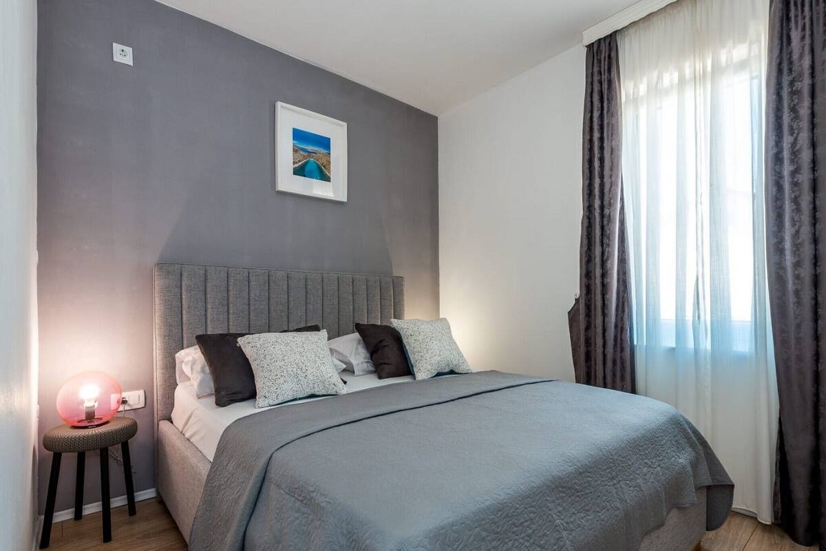 Appartement (Three Bedroom Apartment with Balcony) | 6 slaapkamers, een strijkplank/strijkijzer, gratis wifi