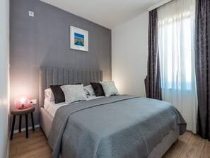 Apartment (Three Bedroom Apartment with Balcony) | 6 Schlafzimmer, Bügeleisen/Bügelbrett, kostenloses WLAN