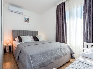 Appartement (Three Bedroom Apartment with Balcony) | 6 chambres, fer et planche à repasser, accès au Wi-Fi (inclus)