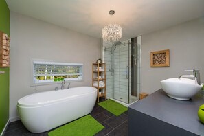 Baignoire, sèche-cheveux, serviettes fournies
