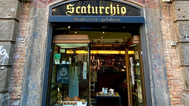 Ein Schaufenster mit einem Schild mit der Aufschrift "Scaturchio" und einem Fenster über dem Eingang.