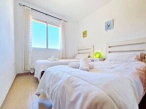 2 habitaciones, tabla de planchar con plancha y cuna de viaje 