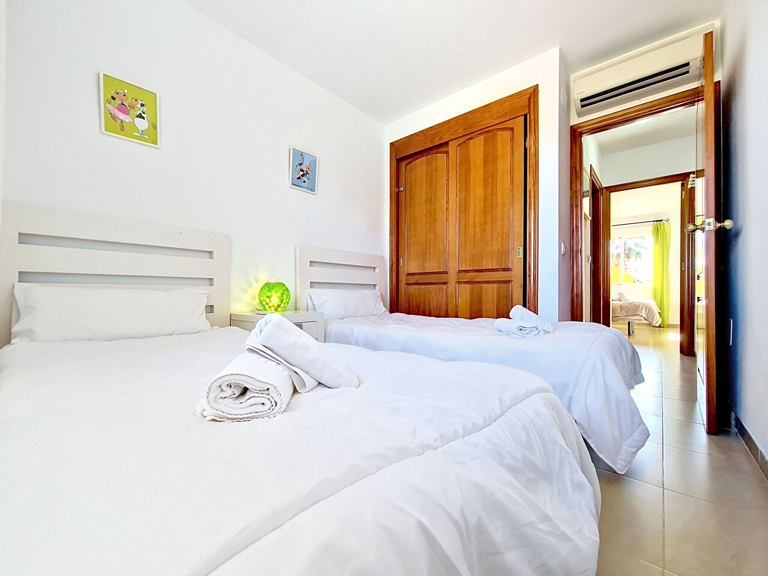 2 habitaciones, tabla de planchar con plancha y cuna de viaje 