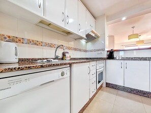 Frigorífico, microondas, horno y placa de cocina